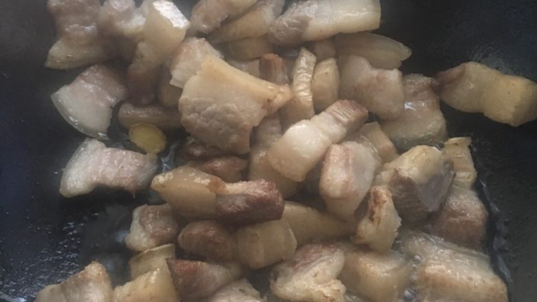 鹌鹑蛋红烧肉,炒出油之后盛出来