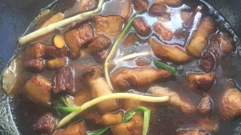 鹌鹑蛋红烧肉,倒入适量水 沫过肉