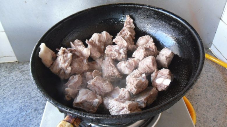 家常烧排骨, 热油,放入排骨煎制
