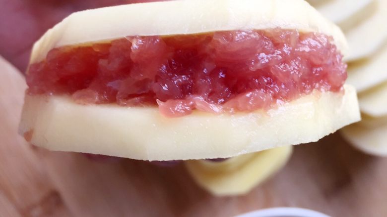 #尝过百味方叫人生##咸食#烤土豆小肉饼,拿个土豆夹,用筷子把肉馅夹到土豆夹中。