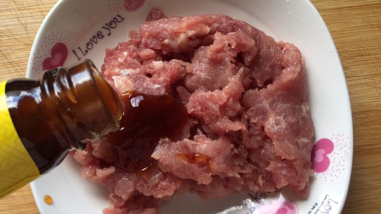 #尝过百味方叫人生##咸食#烤土豆小肉饼,把肉末放盘里,倒入烤肉汁。