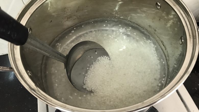芒果椰汁西米露,勺子轻轻搅拌开,以免西米沾粘,煮约2分钟,熄火