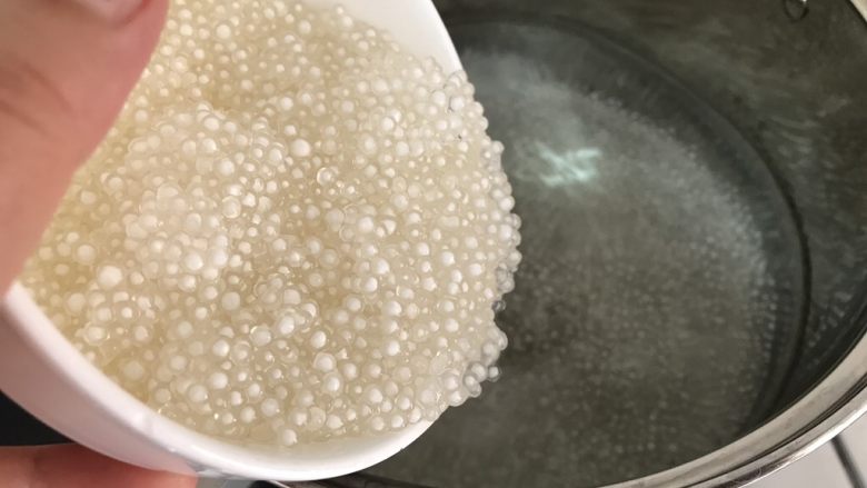 芒果椰汁西米露,再次倒下沸水锅里煮2分钟,熄火焖3分钟