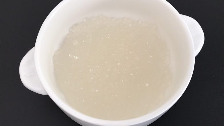 芒果椰汁西米露,最后,把凉透的西米装碗里