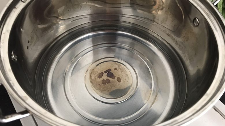 芒果椰汁西米露,锅里先烧开水,记住必须烧开的水哟
千万不要冷水下西米煮,这样西米口感就会很软烂的