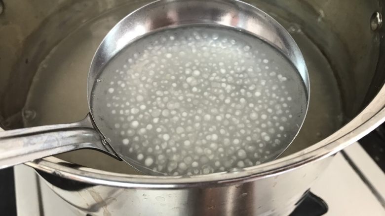 芒果椰汁西米露,大部分西米已呈全透明,个别大颗还有一点点白小丁