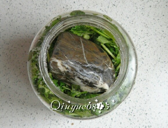 #咸味#腌芫荽,用光滑石头压在香菜上,放冰箱冷藏