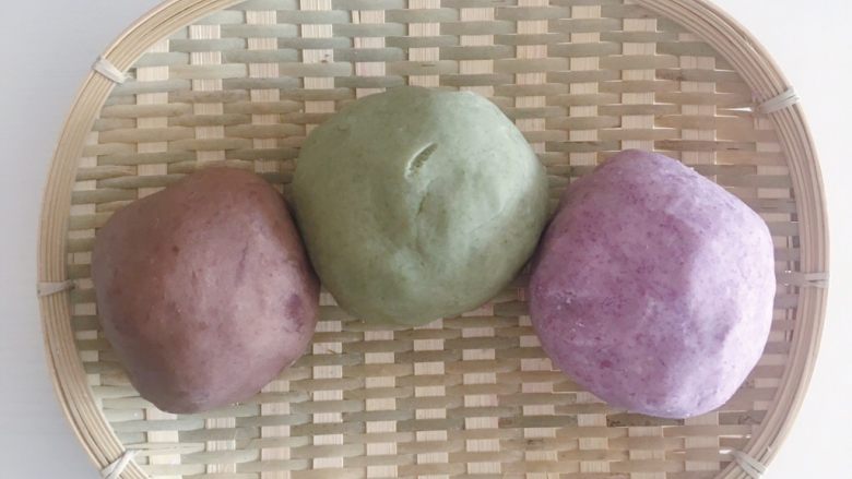 桃山皮板栗月饼,从左往右依次是:可可粉面团 抹茶粉面团 紫薯粉面团