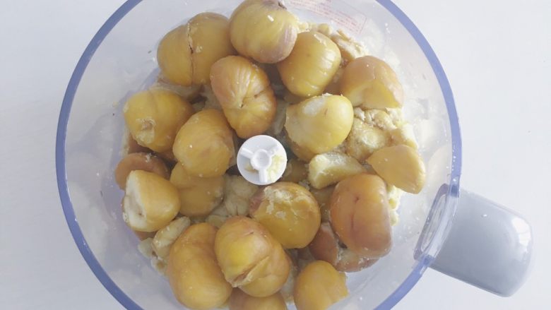 桃山皮板栗月饼,煮熟后的板栗倒入辅食机中加入适量清水打成细腻的板栗泥
(加水是为了让辅食机可以快速转动 但加太多水的话后面炒的时候会非常花时间)