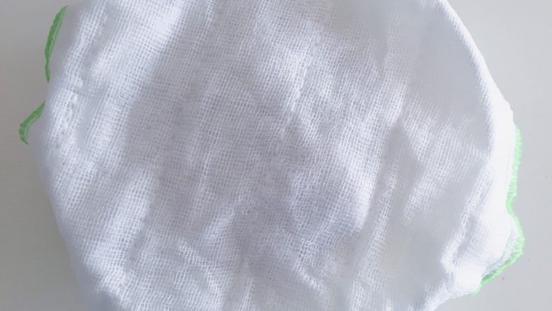 桃山皮板栗月饼,盖上湿布放在一边冷却备用 芸豆皮初步完成
