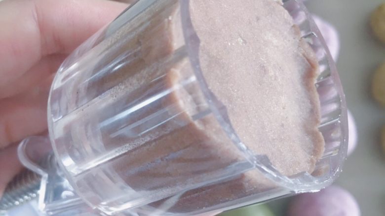 桃山皮板栗月饼,
揉好的面团放入月饼模具中用月饼模具压制成型
(因为做三种颜色的月饼 所以压完一个要检查下花片如果有残留的边角料的话记得清理不然会影响下一个月饼的颜色)