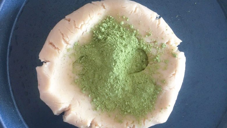 桃山皮板栗月饼,加入抹茶粉揉成绿色面团