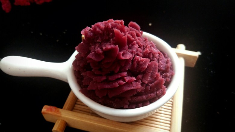 DIY手工紫薯馅,我觉得<a style='color:red;display:inline-block;' href='/shicai/ 2643'>紫薯</a>已经很甜了,所以没有放糖,喜欢更甜一点的小伙伴也可以适量的加一些白砂糖。