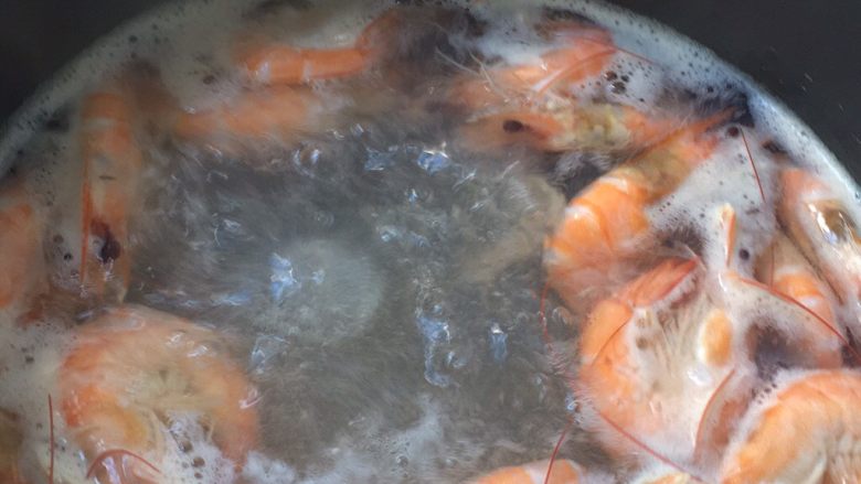 婷子海鲜面,煮汤先，调味道，如果有时间可以把<a style='color:red;display:inline-block;' href='/shicai/ 300'>虾</a>的头去掉，看起来舒服，吃起来方便哈！