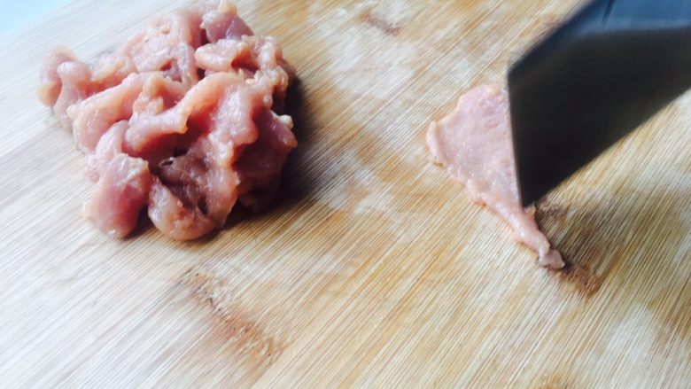 水煮肉片,<a style='color:red;display:inline-block;' href='/shicai/ 4430'>里脊肉</a>切片，刀背断筋