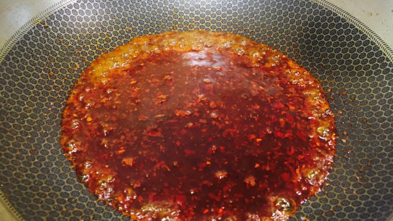 水煮肉片,加入两小碗开水