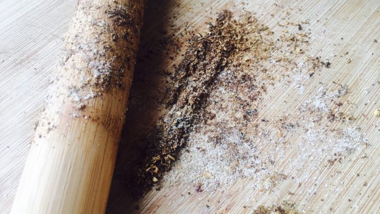 水煮肉片,擀面杖将炒好的花椒盐压成粉末备用