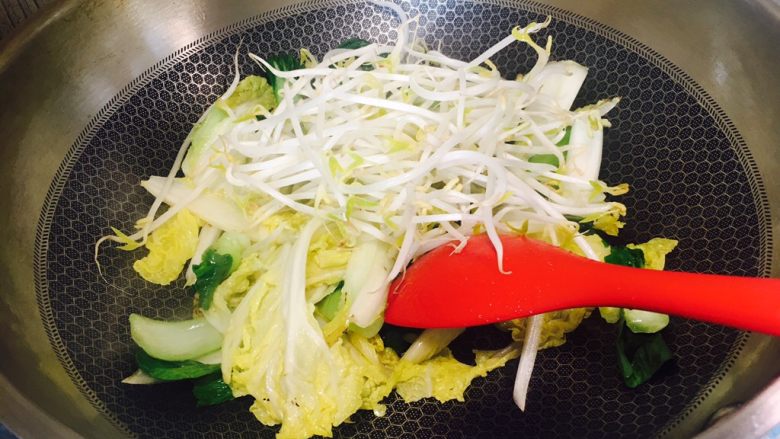 水煮肉片,油锅烧热，分别按顺序放入<a style='color:red;display:inline-block;' href='/shicai/ 140'>娃娃菜</a>，青菜，<a style='color:red;display:inline-block;' href='/shicai/ 120'>豆芽</a>，生菜煸炒