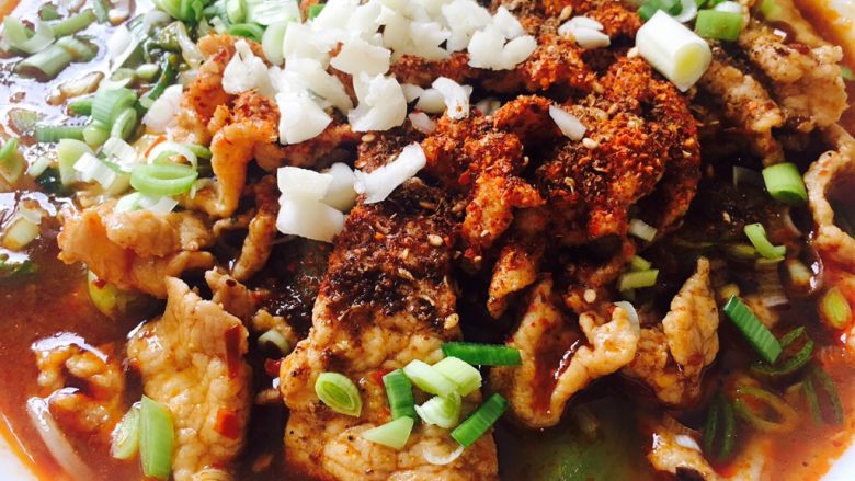 水煮肉片,把肉片和汤一起倒在备好的蔬菜上，撒椒盐，辣椒面，<a style='color:red;display:inline-block;' href='/shicai/ 3349'>蒜苗</a>，蒜末