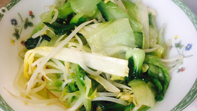 水煮肉片,盛出备用，放入一个较深的器皿中，垫底