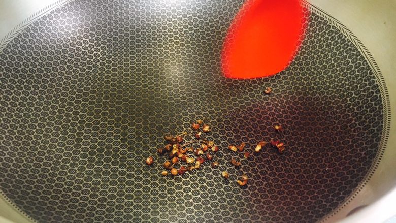 水煮肉片,锅烧热，放入<a style='color:red;display:inline-block;' href='/shicai/ 700'>花椒</a>煸炒变色