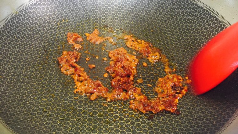 水煮肉片,油锅加热，煸炒豆瓣酱，加入<a style='color:red;display:inline-block;' href='/shicai/ 10588'>糖</a>，生抽，料酒