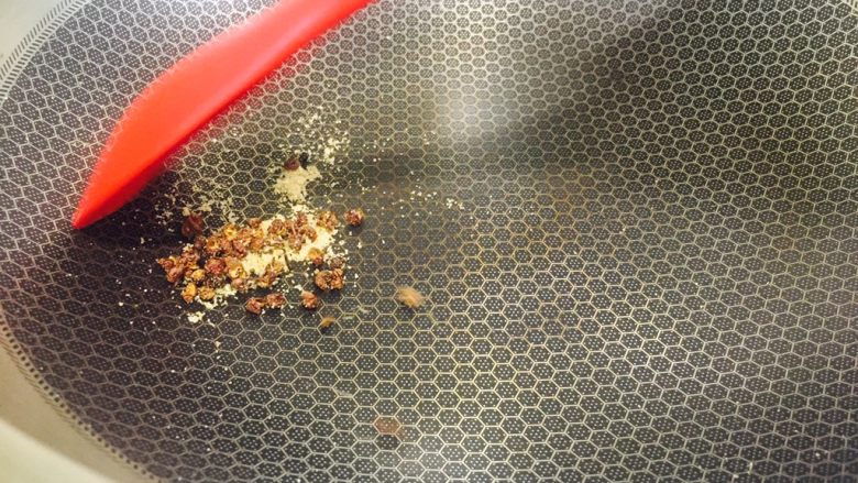 水煮肉片,加入适量盐炒至金黄