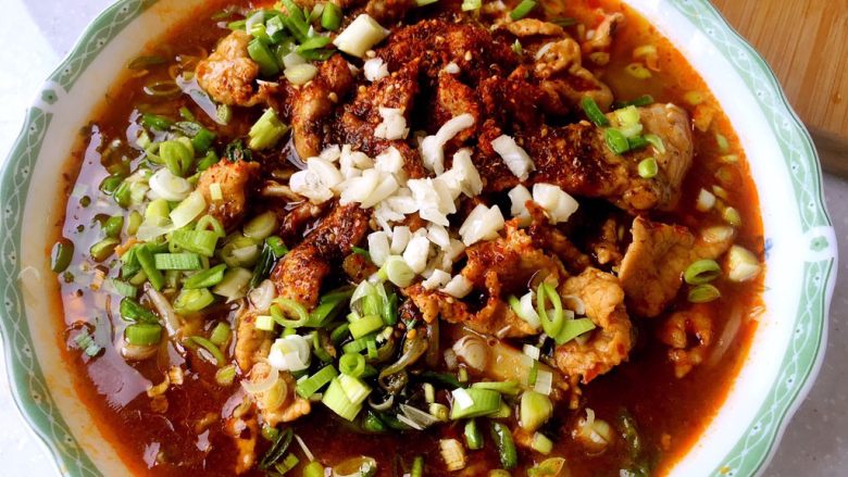 水煮肉片,锅内烧少许热油，浇在辣椒和蒜上，兹啦一声，美味👌