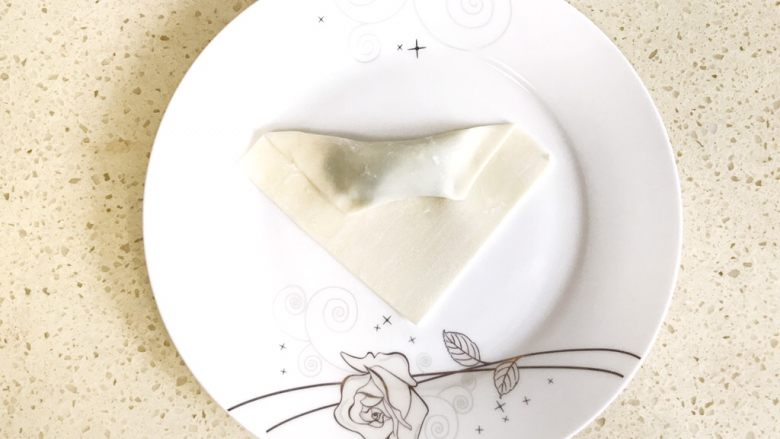 #咸味#漂亮的馄饨太阳花,把两边捏合住,不要漏馅儿