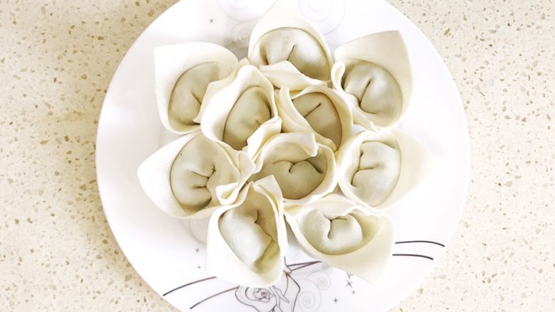 #咸味#漂亮的馄饨太阳花,第二圈的馄饨摆放原理,都是在第一圈的馄饨外,插缝隙交叉摆放