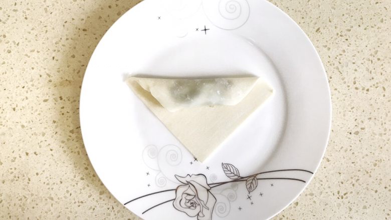 #咸味#漂亮的馄饨太阳花,向着该角落的对角线角落卷过来,一般卷一到两卷即可