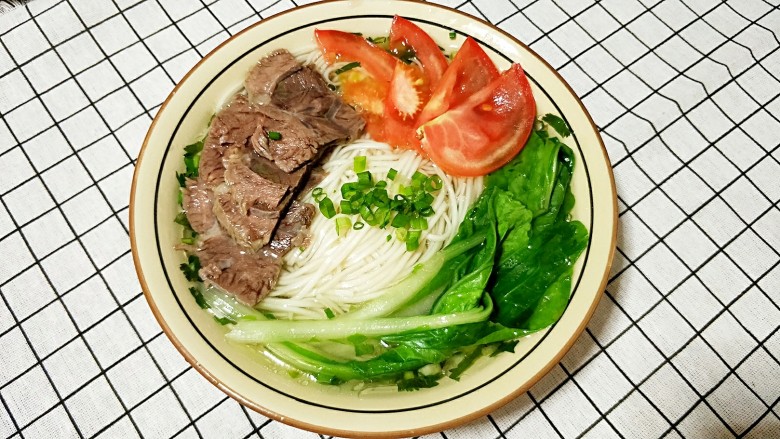 一碗让舌尖跳舞的鲜椒牛肉面,不吃麻也不吃辣的,那就清汤牛肉面,除生抽,麻油和青红椒不放,其他都放。