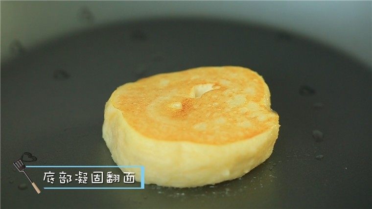鸡蛋年轮吐司,煎至两面金黄。
ps:制作年轮吐司的时候一定要全程小火哦,不断翻面,防止表面煎糊。