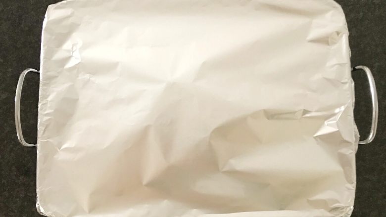 #酸味#焗烤洋葱紫甘蓝,烤盘上面再覆盖一张锡纸,送人预热好的烤箱里面,180度烤1个小时,我们现在就可以去看看网厨啊、……😄😄