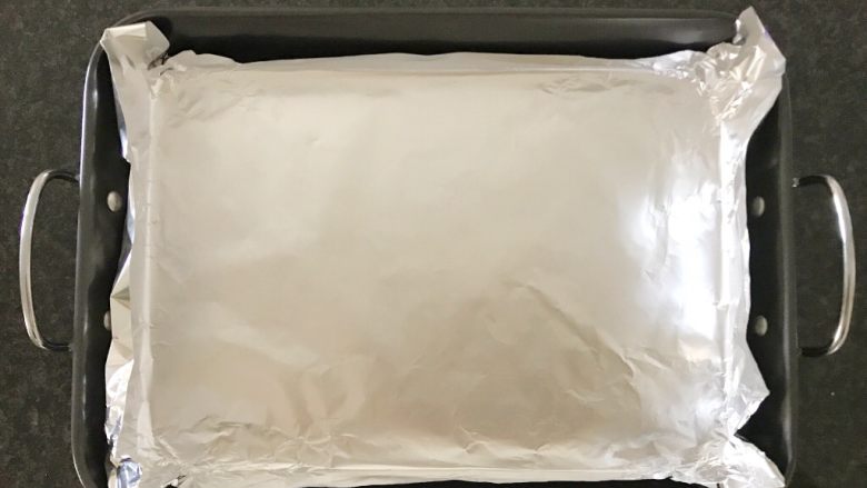 #酸味#焗烤洋葱紫甘蓝,首先我们准备一个大烤盘,上面铺上锡纸,