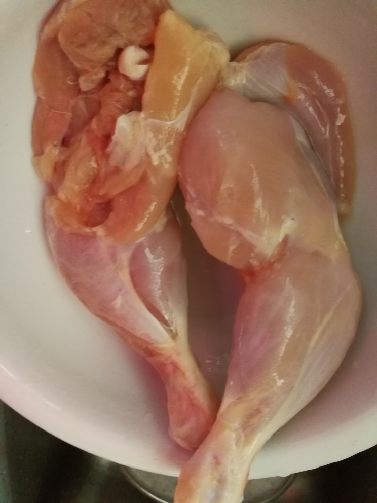 板栗烧鸡腿,鸡腿剥皮,洗干净。