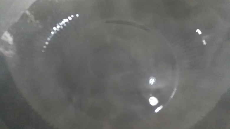 板栗烧鸡腿,锅烧热了,倒入适量橄榄油。