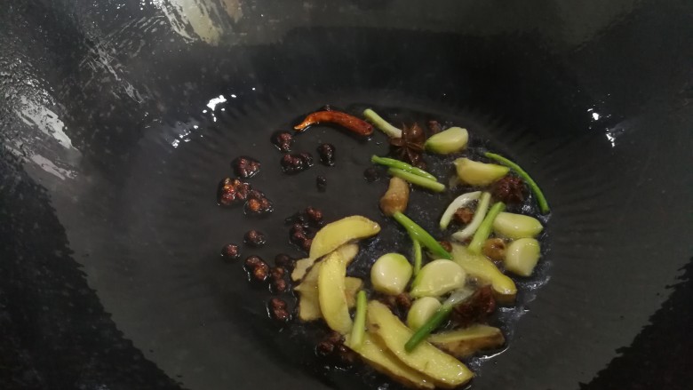 板栗烧鸡腿,倒入所有的香料,放油里爆炒一下煸出香味。