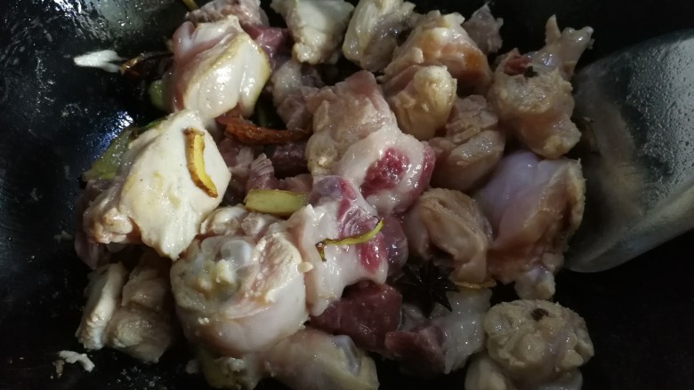 板栗烧鸡腿,再倒入鸡腿肉,肉片一起大火煸炒。
