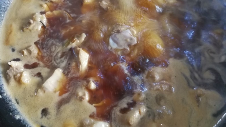 板栗烧鸡腿,爆炒,煸炒出鸡腿所有的水分后,倒入热开水漫过鸡腿肉,再加入生抽,老抽,盐,冰糖,一两滴醋大火进行烧开。