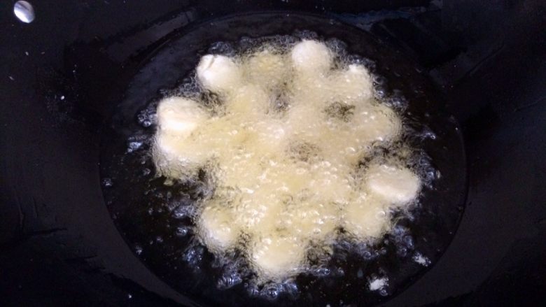 香菇虾仁豆腐煲
,锅内倒适量油,油热后,豆腐一个一个放入炸,不可以整盘倒入,会粘连一起。