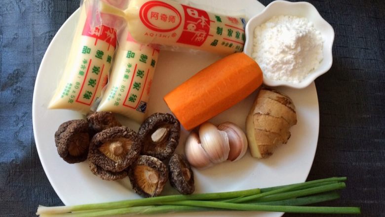 香菇虾仁豆腐煲
,准备食材:日本豆腐3个,香菇,胡萝卜,葱,姜,蒜,玉米淀粉。