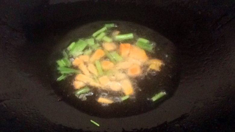 香菇虾仁豆腐煲
,锅里留少量油,葱,姜,蒜爆香。
