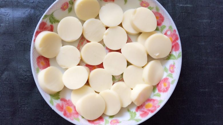 香菇虾仁豆腐煲
,日本豆腐切好。