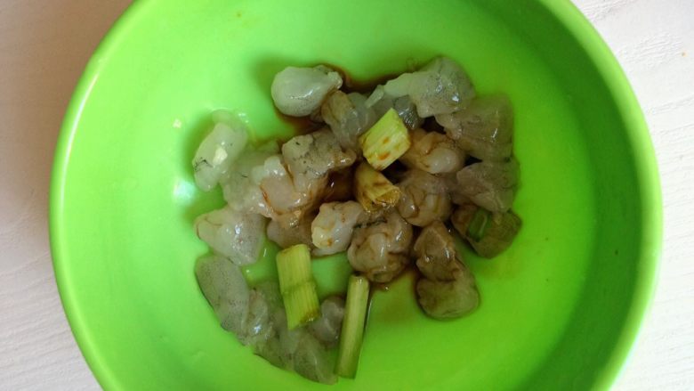 香菇虾仁豆腐煲
,加入1勺料酒,葱,腌制去腥。