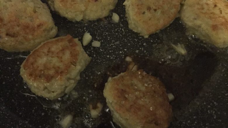 酱烧丸子,煎两面金黄后加一点水,宝宝酱油小火炖