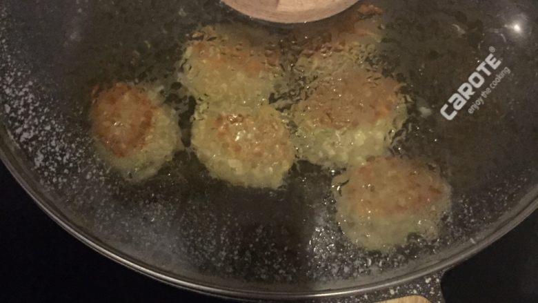 酱烧丸子,小火盖上盖子,慢慢煮