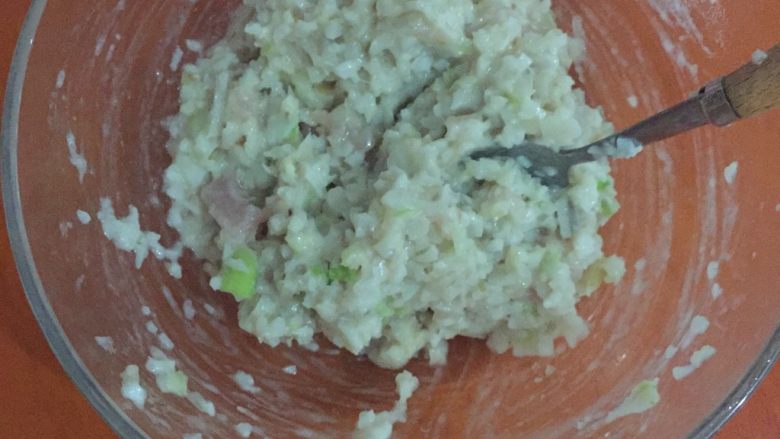 酱烧丸子,一点点宝宝酱油,搅拌上劲