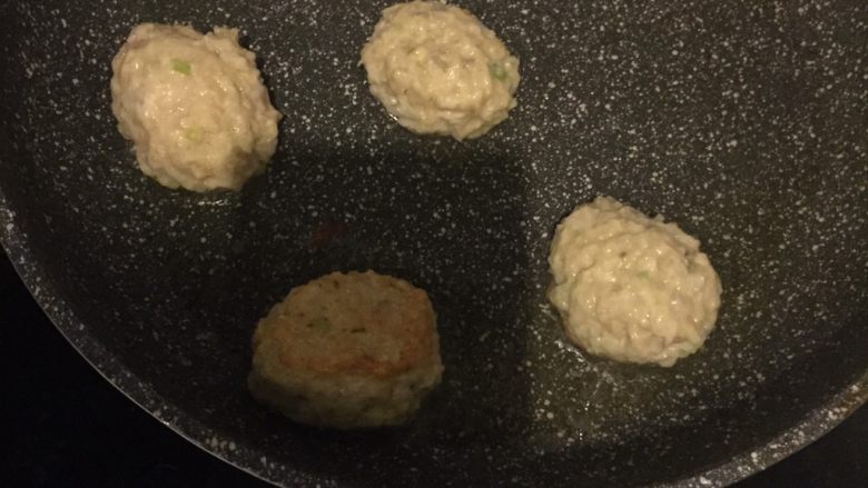 酱烧丸子,平底锅烧热,一点底油,搓成一个个肉丸放入锅里煎