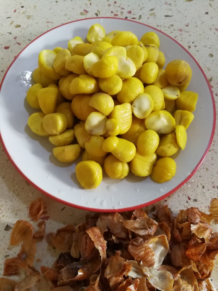 板栗烧鸡腿,抱歉,大家,刚才我忘记发板栗说明了,我是在菜市场买来的,让商家代剥好,回家用开水,烫一下就可以剥干净皮了,不过剥时要小心哦,因为热开水刚烫过板栗,板栗也有点烫手的。